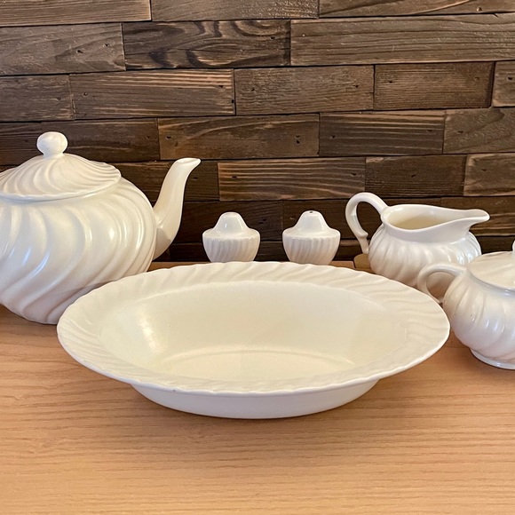 Vintage Franciscan Ware Salt and Pepper Shaker Set - Picture 5 of 6